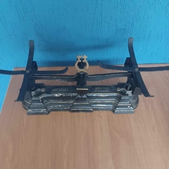 Balança antiga de dois pratos em ferro fundido da marca CONTEVILLE - Kombina Antiguidades – Tesouros Raros e Peças de Colecionador