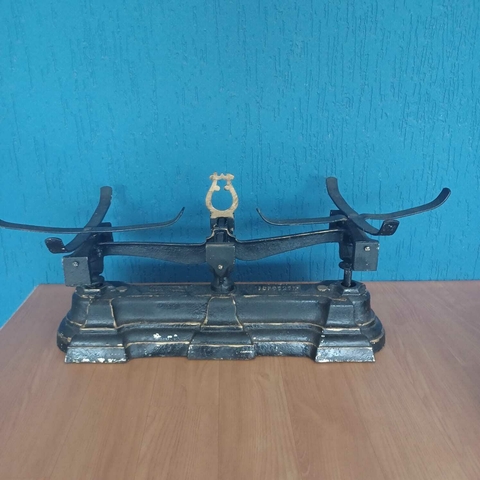 Balança antiga de dois pratos em ferro fundido da marca CONTEVILLE