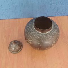 Grande pote decorativo em bronze com tampa na internet