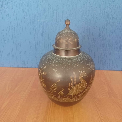Grande pote decorativo em bronze com tampa