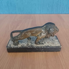 Escultura antiga de leão em bronze sobre base de mármore - comprar online