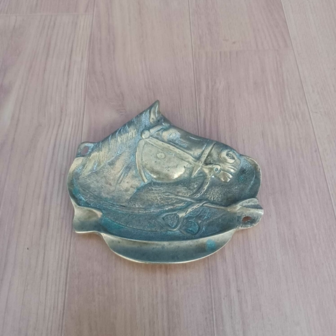 Belissimo e ricamente trabalhada peça com cabeça de cavalo em bronze maciço