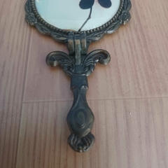 Pequeno espelho de mão, estrutura em metal com porcelana na internet