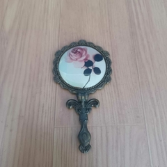 Pequeno espelho de mão, estrutura em metal com porcelana