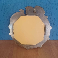 Espelho decorativo em metal fundido com moldura inspirada na serpente emplumada Quetzalcóatl na internet