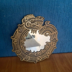 Espelho decorativo em metal fundido com moldura inspirada na serpente emplumada Quetzalcóatl