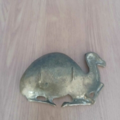 Escultura oriental em bronze – Camelo reclinado com entalhes em relevo - comprar online