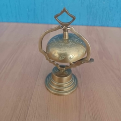 Raro sino indiano de mesa em latão maciço