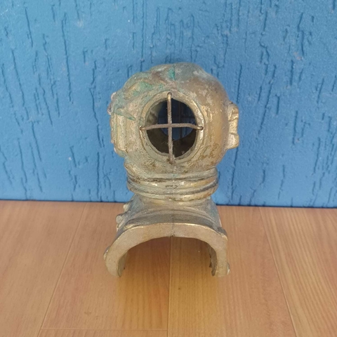 Réplica em bronze de escafandro clássico de mergulho