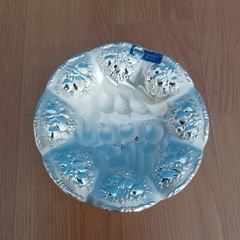 Conjunto decorativo em metal prateado com acabamento em alto-relevo motivo parras de uva na internet