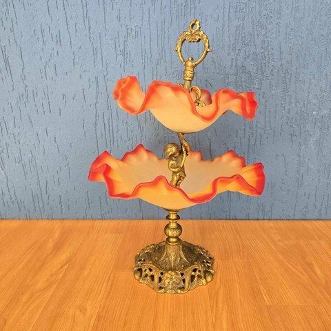 Centro de mesa ou fruteira antiga de dois andares, confeccionada em bronze