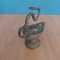 Lâmpada de Aladin, produzida em bronze, marcação na base EBERLE, ricamente trabalhada e rara na internet