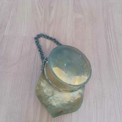 Cantil antigo artesanal em metal repuxado com detalhes florais na internet