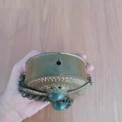 Cantil antigo artesanal em metal repuxado com detalhes florais - comprar online