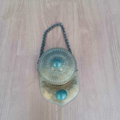 Cantil antigo artesanal em metal repuxado com detalhes florais