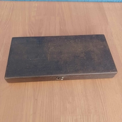 Micrômetro Externo Starrett No. 224 – USA – 0 a 4" – Completo no Estojo Original – Anos 30/40 - Kombina Antiguidades – Tesouros Raros e Peças de Colecionador