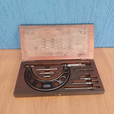Micrômetro Externo Starrett No. 224 – USA – 0 a 4" – Completo no Estojo Original – Anos 30/40