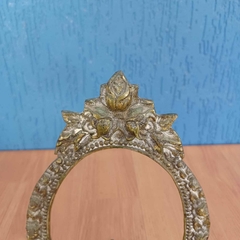 Elegante moldura antiga em bronze na internet