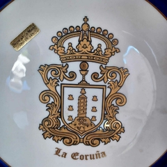 Prato decorativo de porcelana esmaltada com brasão da cidade de La Coruña - comprar online