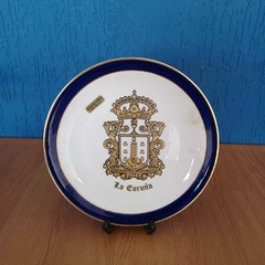 Prato decorativo de porcelana esmaltada com brasão da cidade de La Coruña