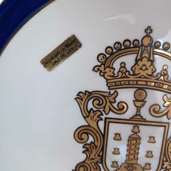 Prato decorativo de porcelana esmaltada com brasão da cidade de La Coruña na internet