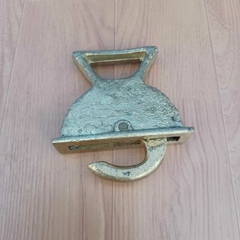 Suporte em bronze com gancho, possivelmente para parede na internet