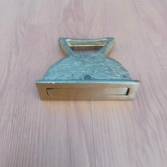 Suporte em bronze com gancho, possivelmente para parede - comprar online