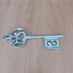 Chave decorativa em metal com acabamento prateado e arabescos detalhados. - comprar online