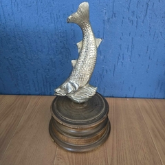 Peixe em metal prateado em base de madeira - comprar online