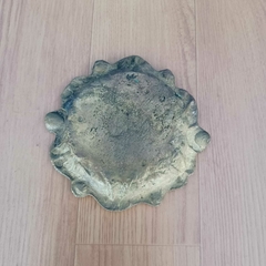 Cinzeiro antigo em bronze maciço, com decoração em alto-relevo de estilo barroco e apoio duplo para cigarros. - comprar online