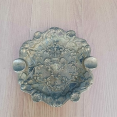 Cinzeiro antigo em bronze maciço, com decoração em alto-relevo de estilo barroco e apoio duplo para cigarros.