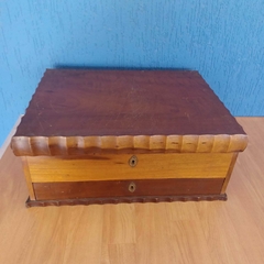 Imagem do Faqueiro antigo Radio Inox em estojo de madeira com forro vermelho