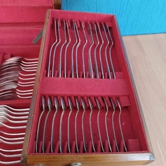 Faqueiro antigo Radio Inox em estojo de madeira com forro vermelho na internet