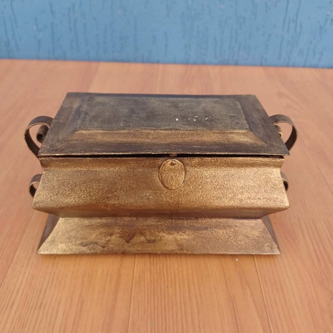 Diferente bau de metal