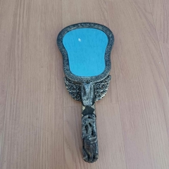 Espelho de mão antigo em metal ornamentado