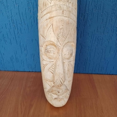 Máscara decorativa esculpida em madeira clara com entalhes tribais - comprar online
