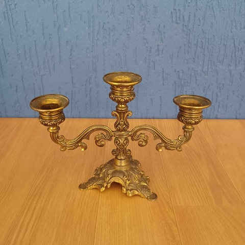 Castiçal italiano antigo em metal dourado