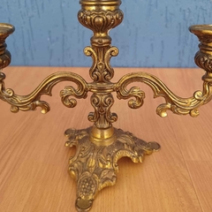 Castiçal italiano antigo em metal dourado na internet