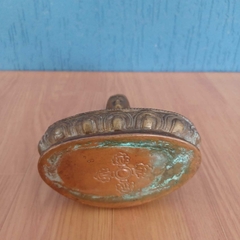Estátua tibetana em bronze representando o Buda Shakyamuni na internet
