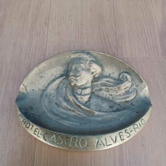 Cinzeiro antigo em bronze maciço com relevo do poeta Castro Alves
