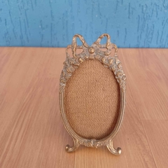 Porta-retrato antigo em bronze com formato oval