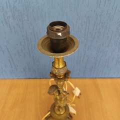 Abajur antigo em bronze com base ricamente ornamentada em estilo clássico. na internet