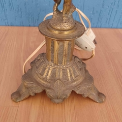 Abajur antigo em bronze com base ricamente ornamentada em estilo clássico. - Kombina Antiguidades – Tesouros Raros e Peças de Colecionador