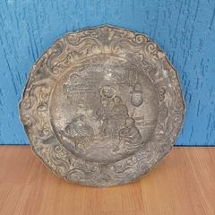 Prato em estanho ricamente trabalhado desenho de taberna em relevo - comprar online