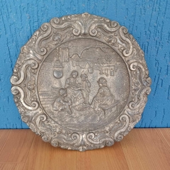 Prato em estanho ricamente trabalhado desenho de taberna em relevo