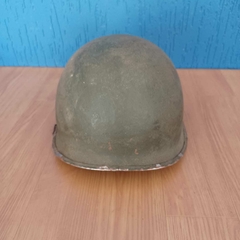 Capacete do exército em ferro, modelo do período da 2a Guerra Mundial na internet