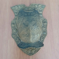 Brasão medieval com escudo central em bronze na internet