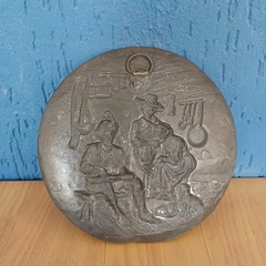 Prato de paredes Baixo-relevo circular em metal estanho com cena rural entalhada - comprar online