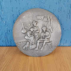 Prato de paredes Baixo-relevo circular em metal estanho com cena rural entalhada