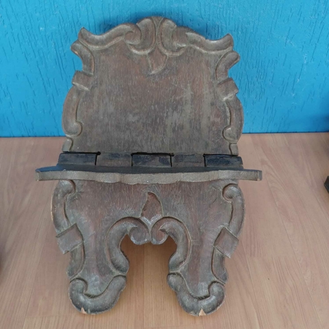 Suporte para Livros entalhado em madeira maciça com sistema de encaixe articulado,
